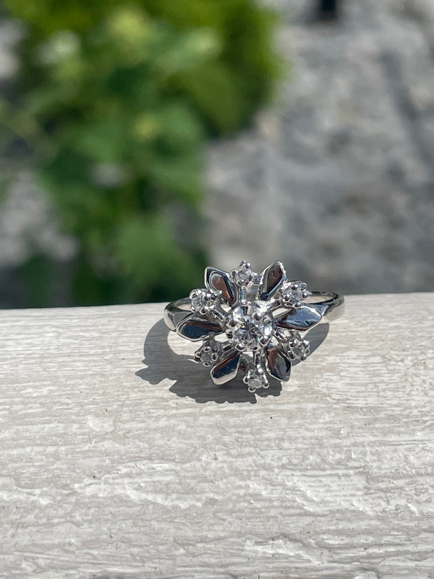 18k White Gold Snowflake / Flower Diamond Ring Size 6