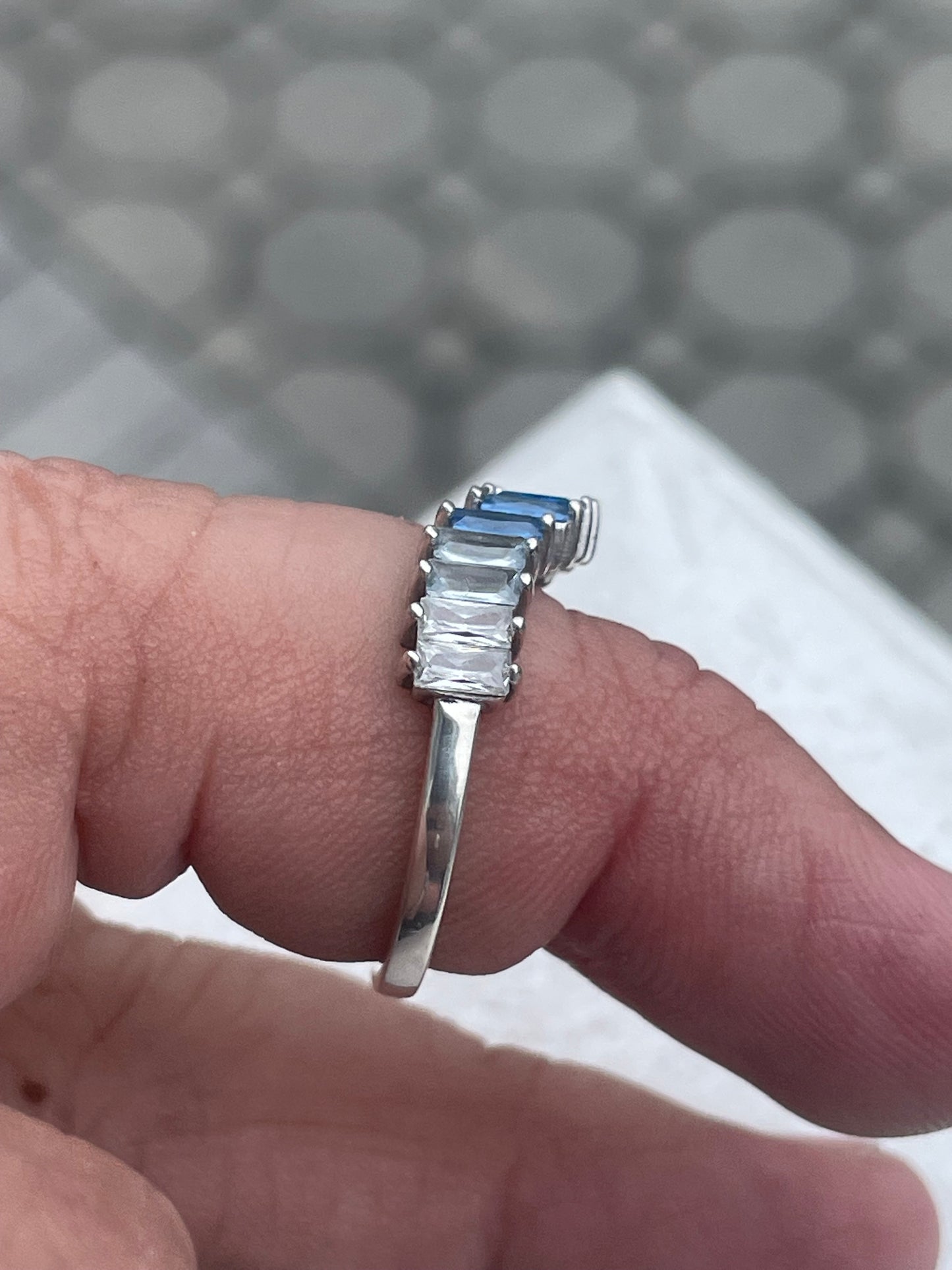 925 Sterling Silver Blue Gradient Cz Stones Wavy Band Ring Size 9