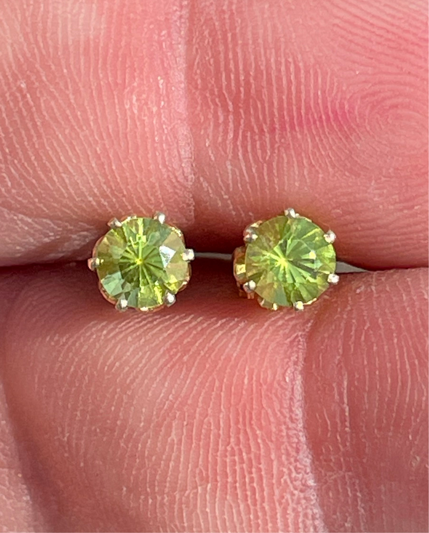 14k Gold .50ct Vintage Peridot Buttercup Setting Stud Earings