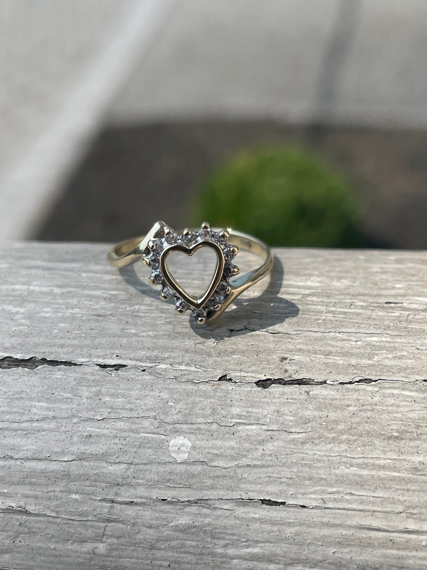 10k Gold Vintage 1980s Open Heart Natural Diamond Bypass Ring