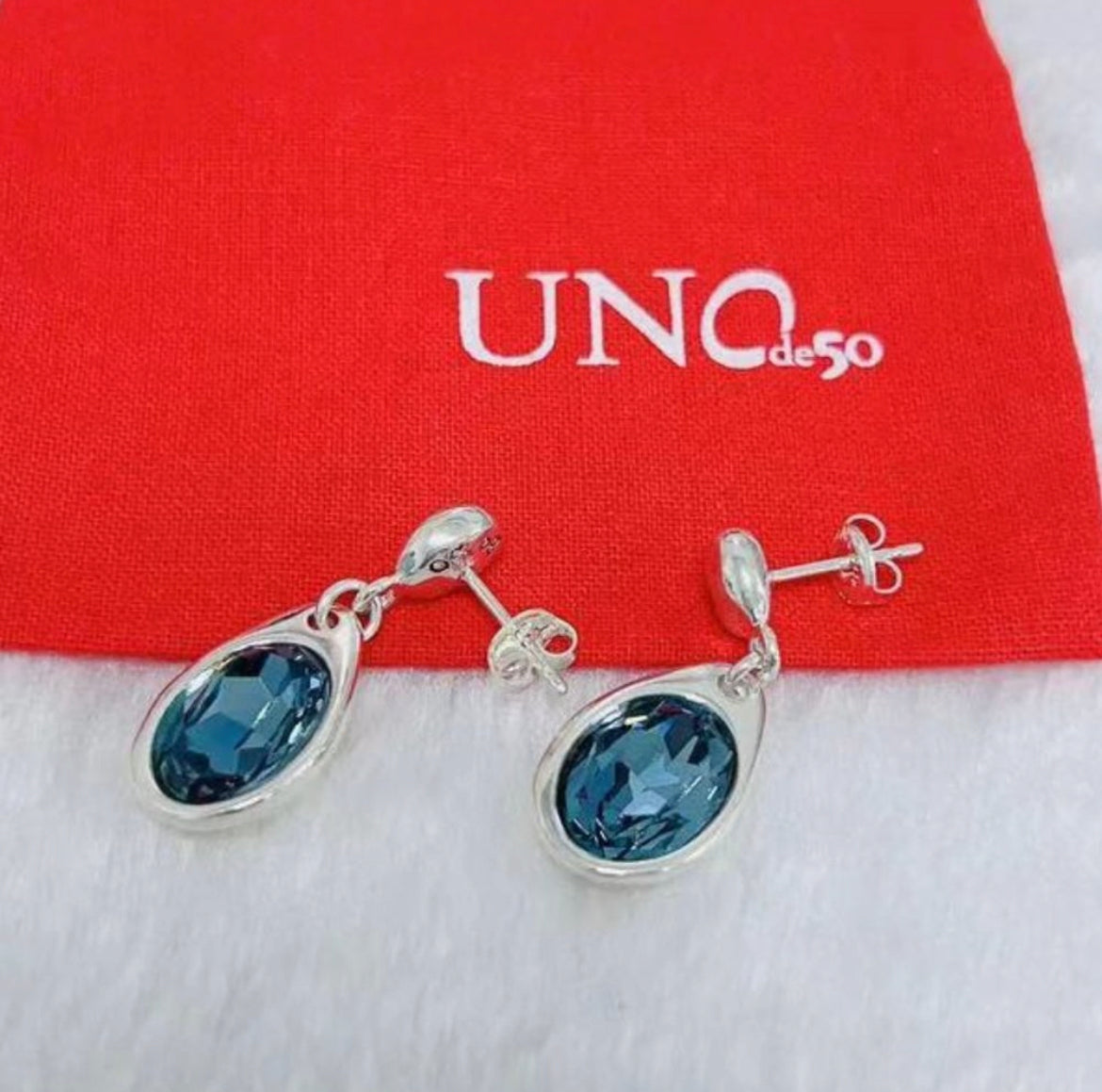 Uno de 50 Periwinkle Simulated Sapphire love pod Drop earrings