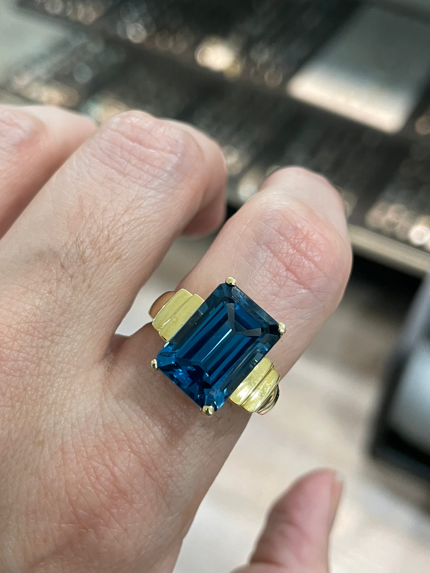 10k Gold Midnight Blue Topaz Ring sz 8
