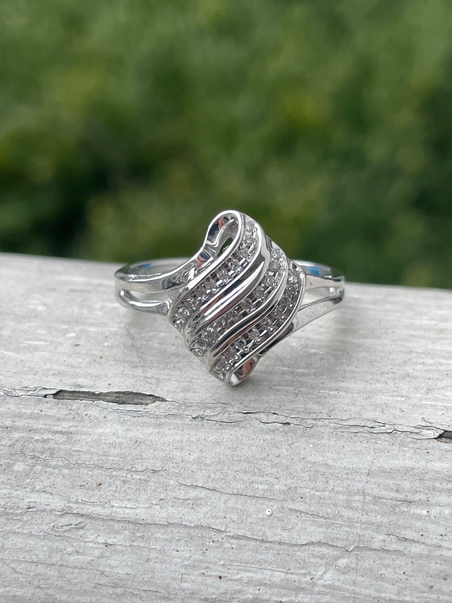 10k White Gold Vintage 80s Compact Diamond Swirl Ring