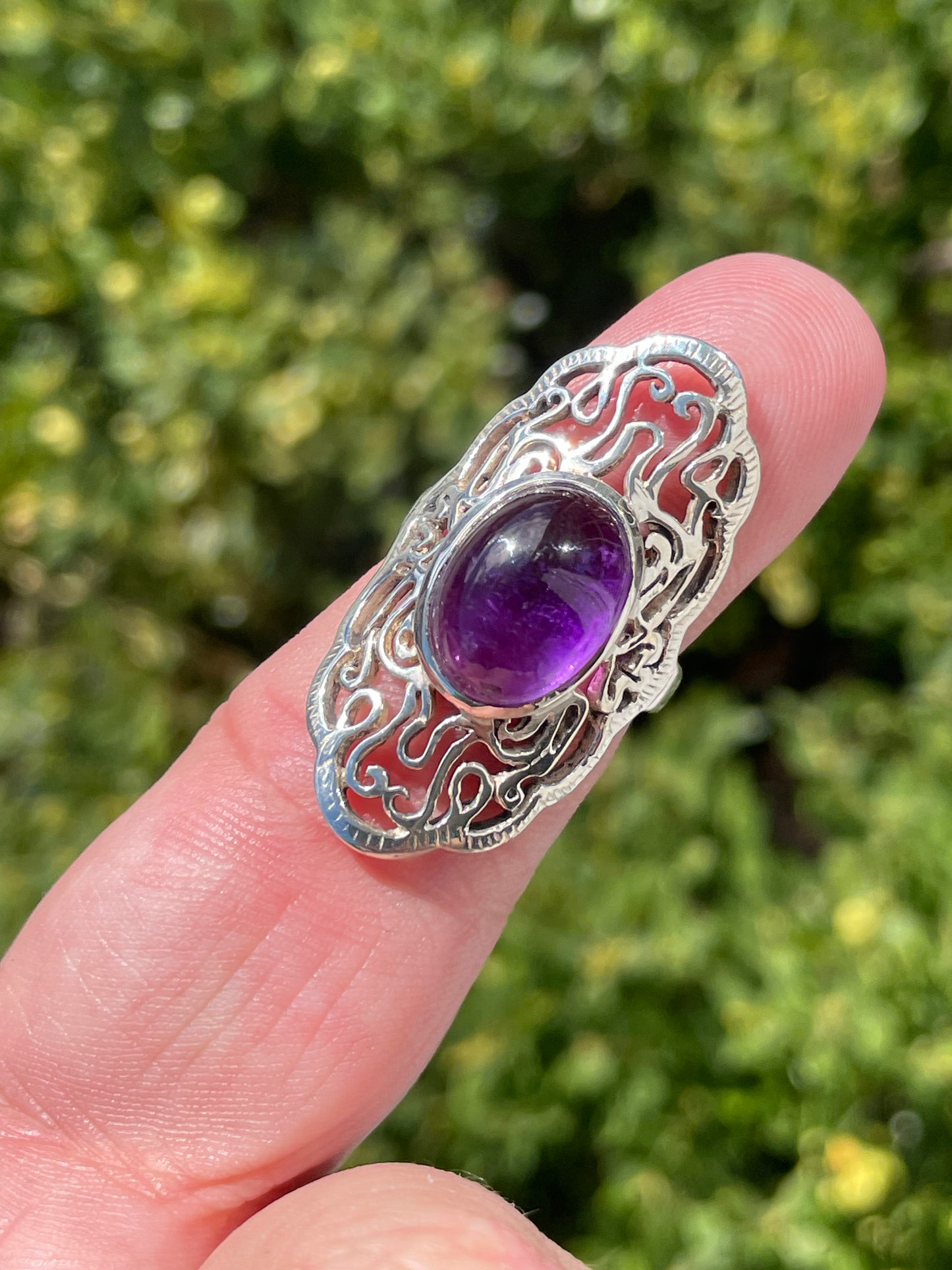 925 Sterling Silver Cabochon Amethyst Filigree Shield Ring