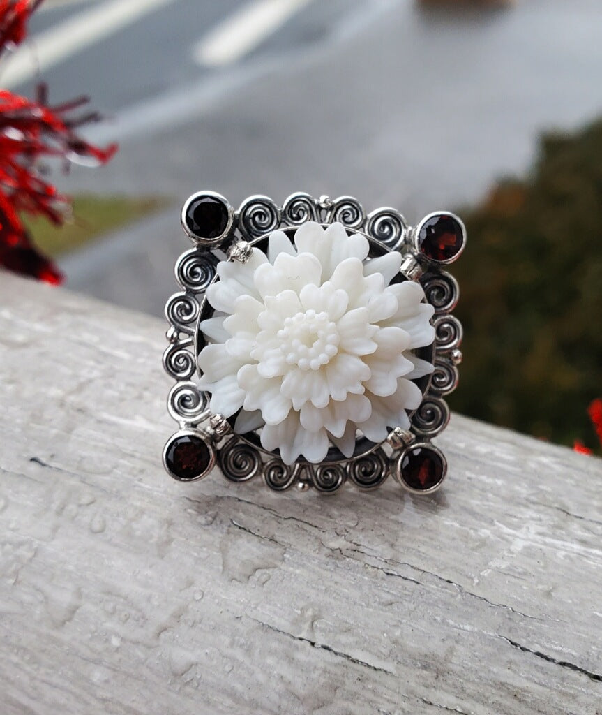 925 Sterling Silver Unique Alabaster & Garnet Handmade Flower Ring