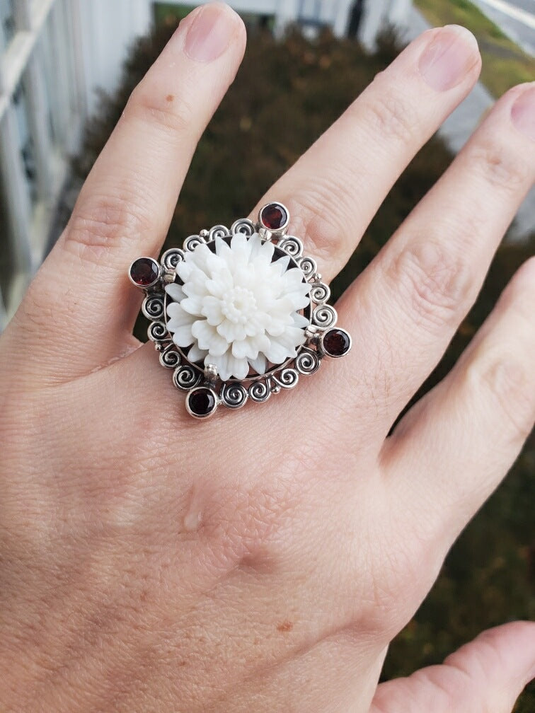 925 Sterling Silver Unique Alabaster & Garnet Handmade Flower Ring