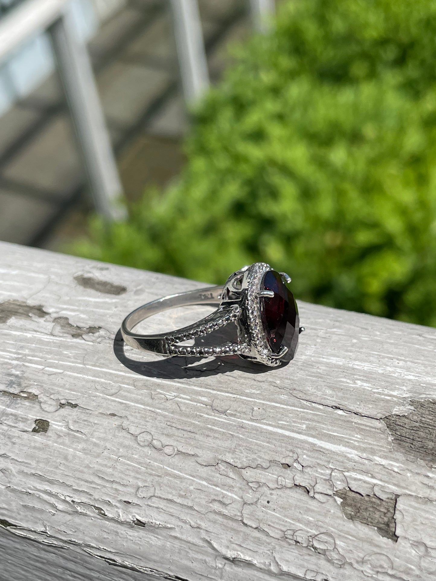 925 Sterling Silver 3.0ct Oval garnet Illusion set ring