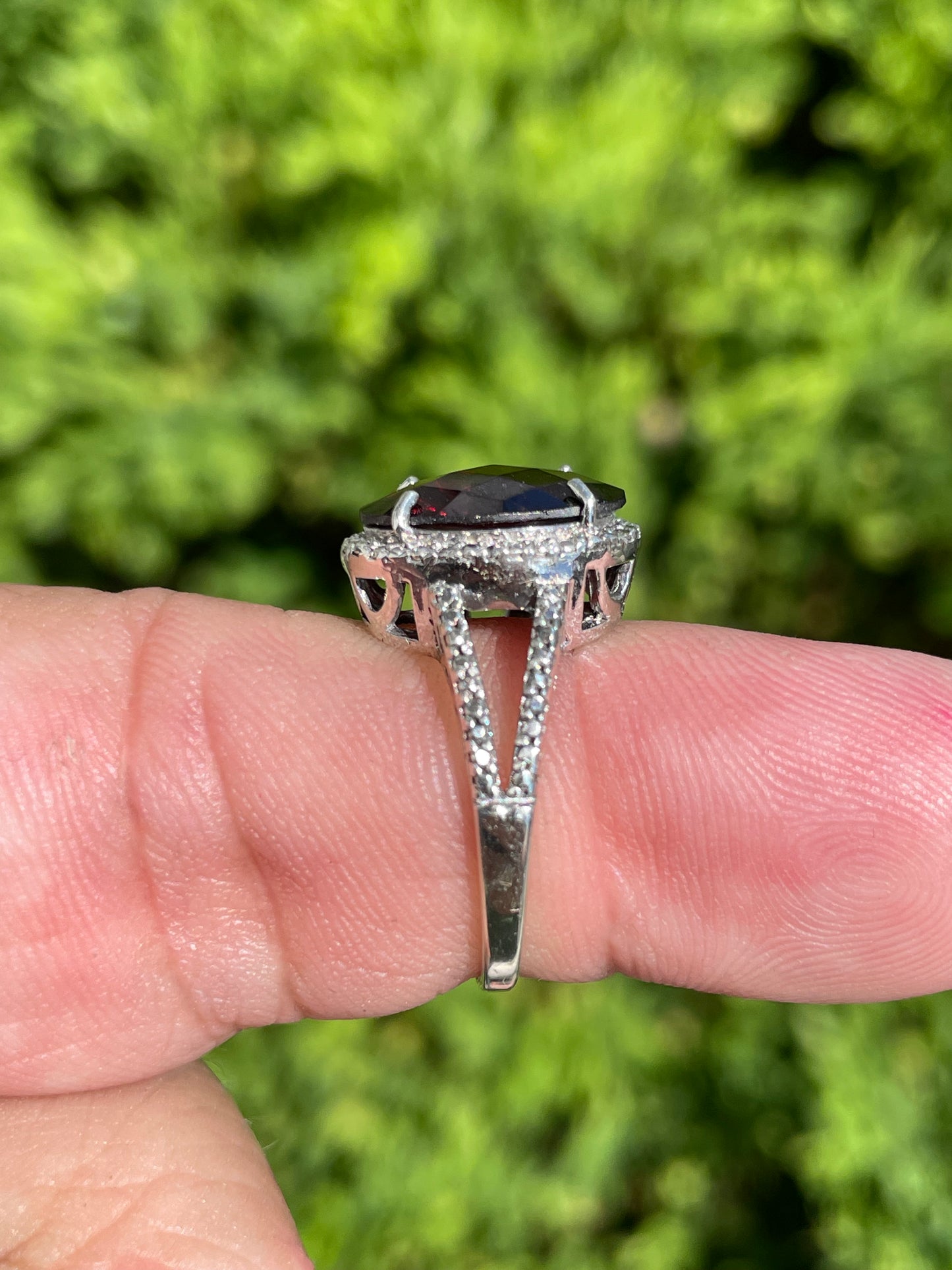 925 Sterling Silver 3.0ct Oval garnet Illusion set ring