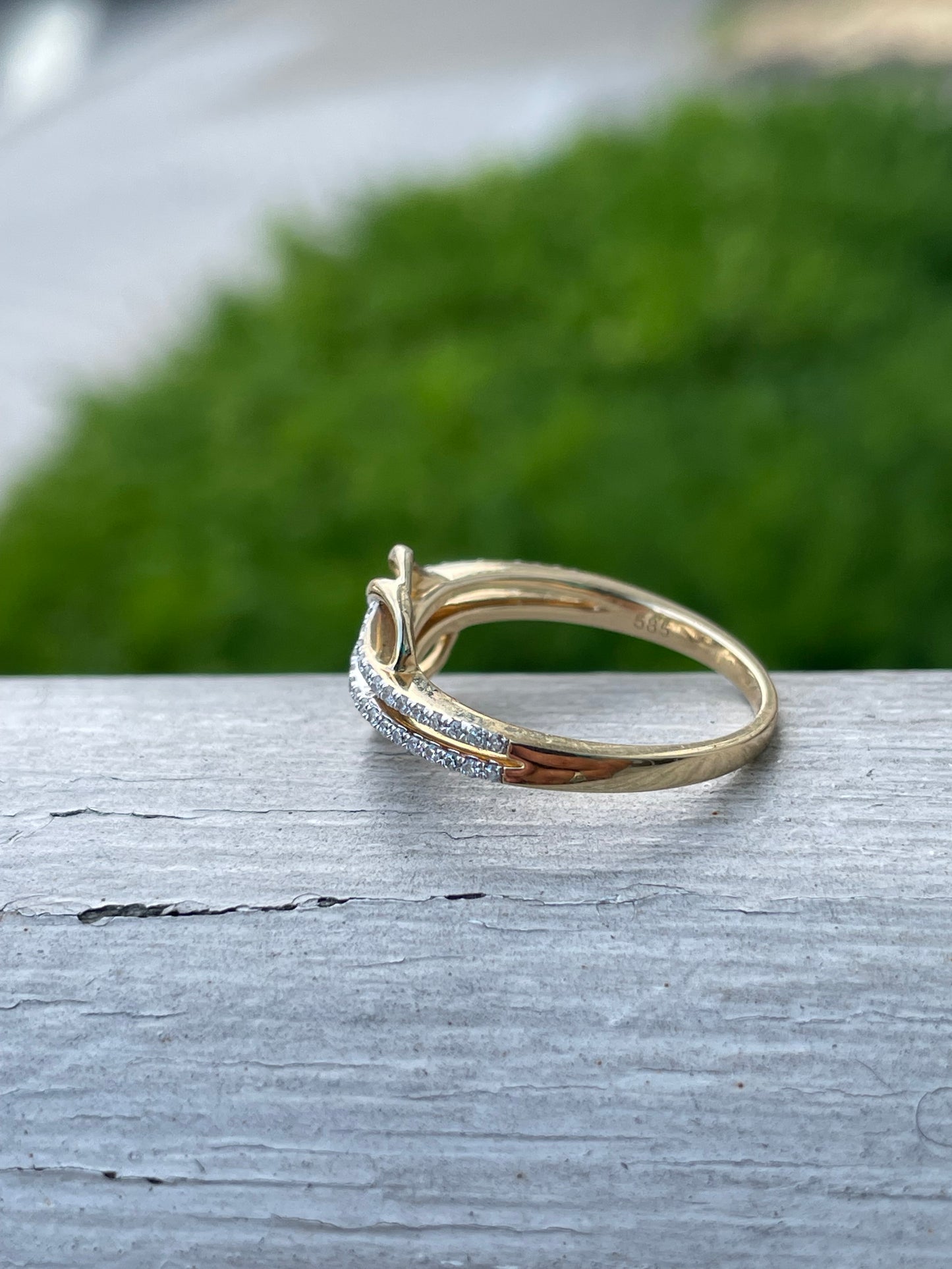 14K Gold "Crossing Paths" diamond band ring size 7