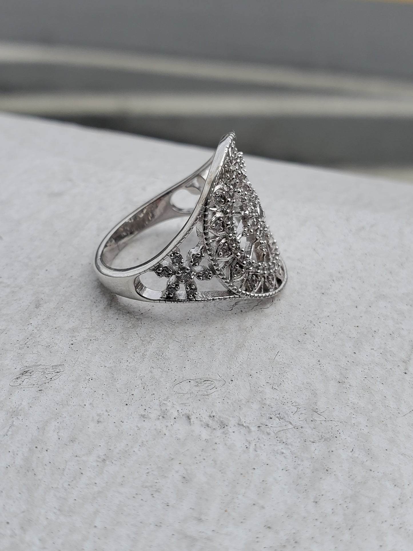 925 Sterling Silver Sparkling Sunburst / Snowflake Curved Zirconia Ring