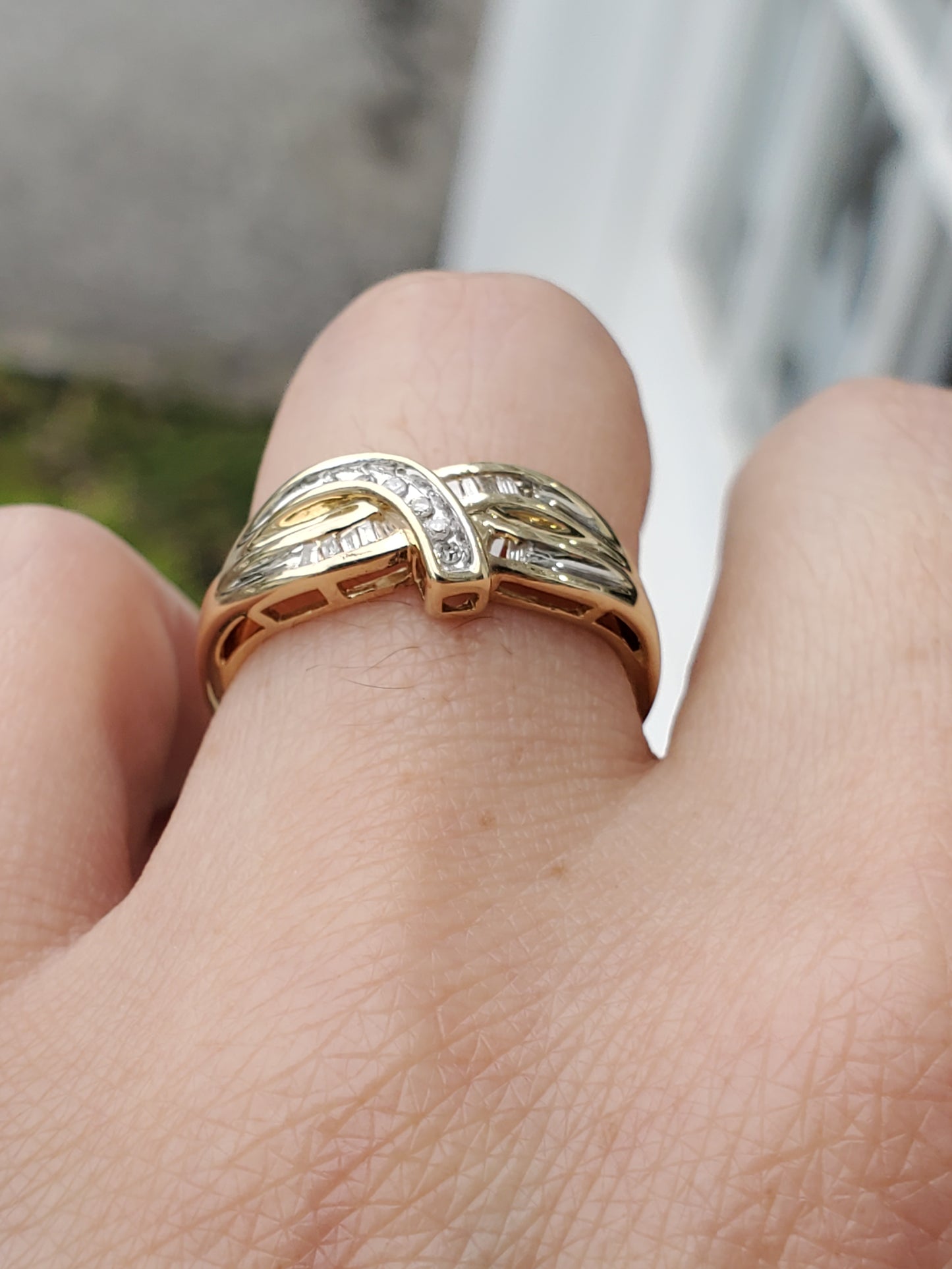 10k Solid Yellow Gold Ladies Criss Cross Natural Diamond Band Ring