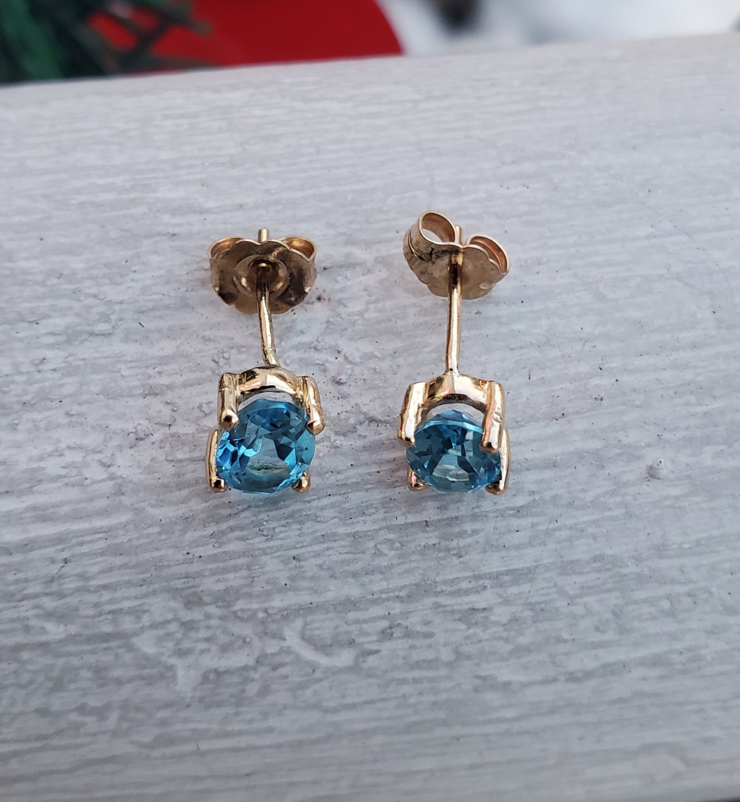 14k Solid Gold 1.00 TCW Oval Hampton Blue Topaz Stud Earrings