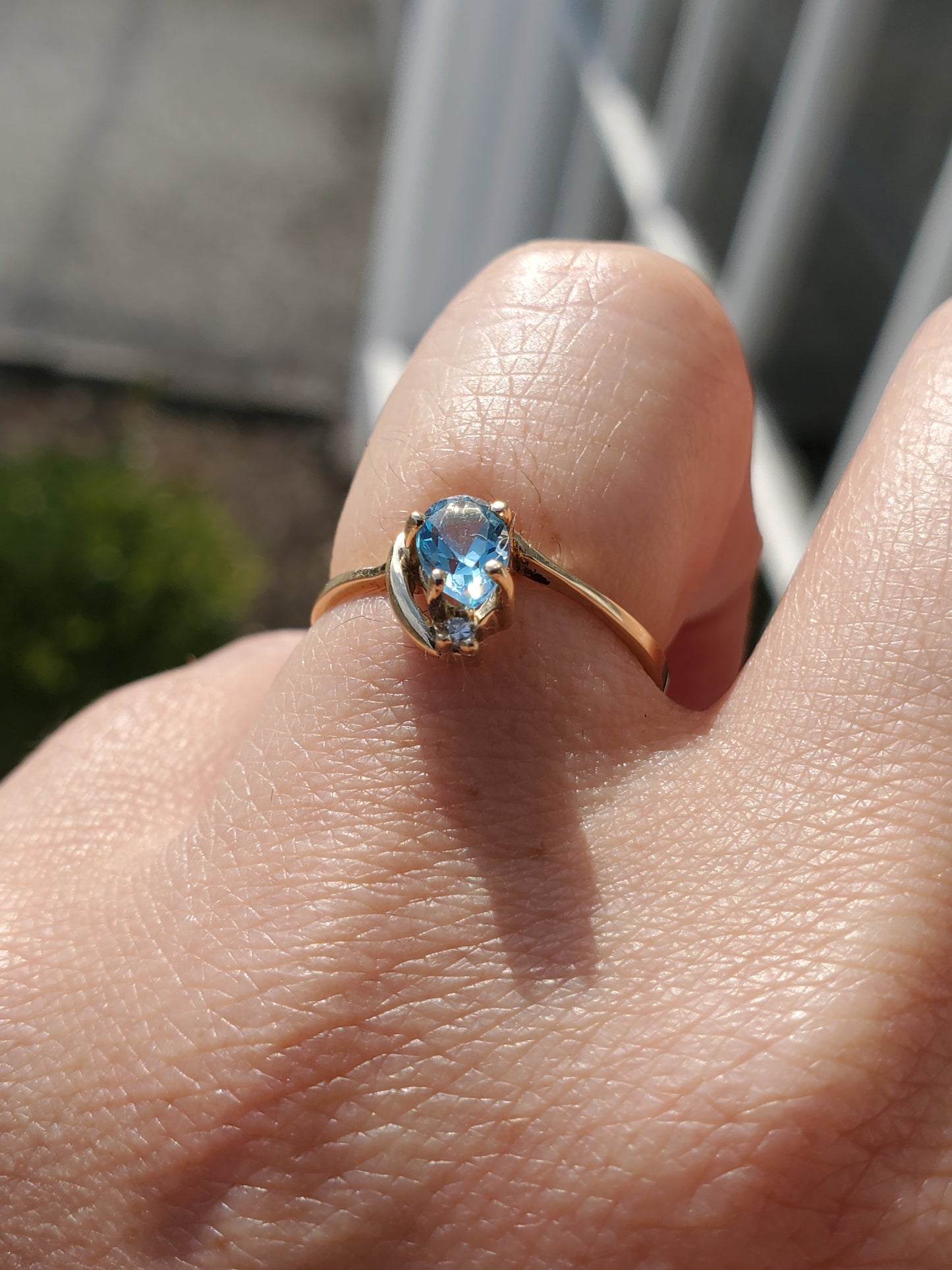 10k Solid Gold .25 tcw Blue Topaz & Diamond Solitare Ring