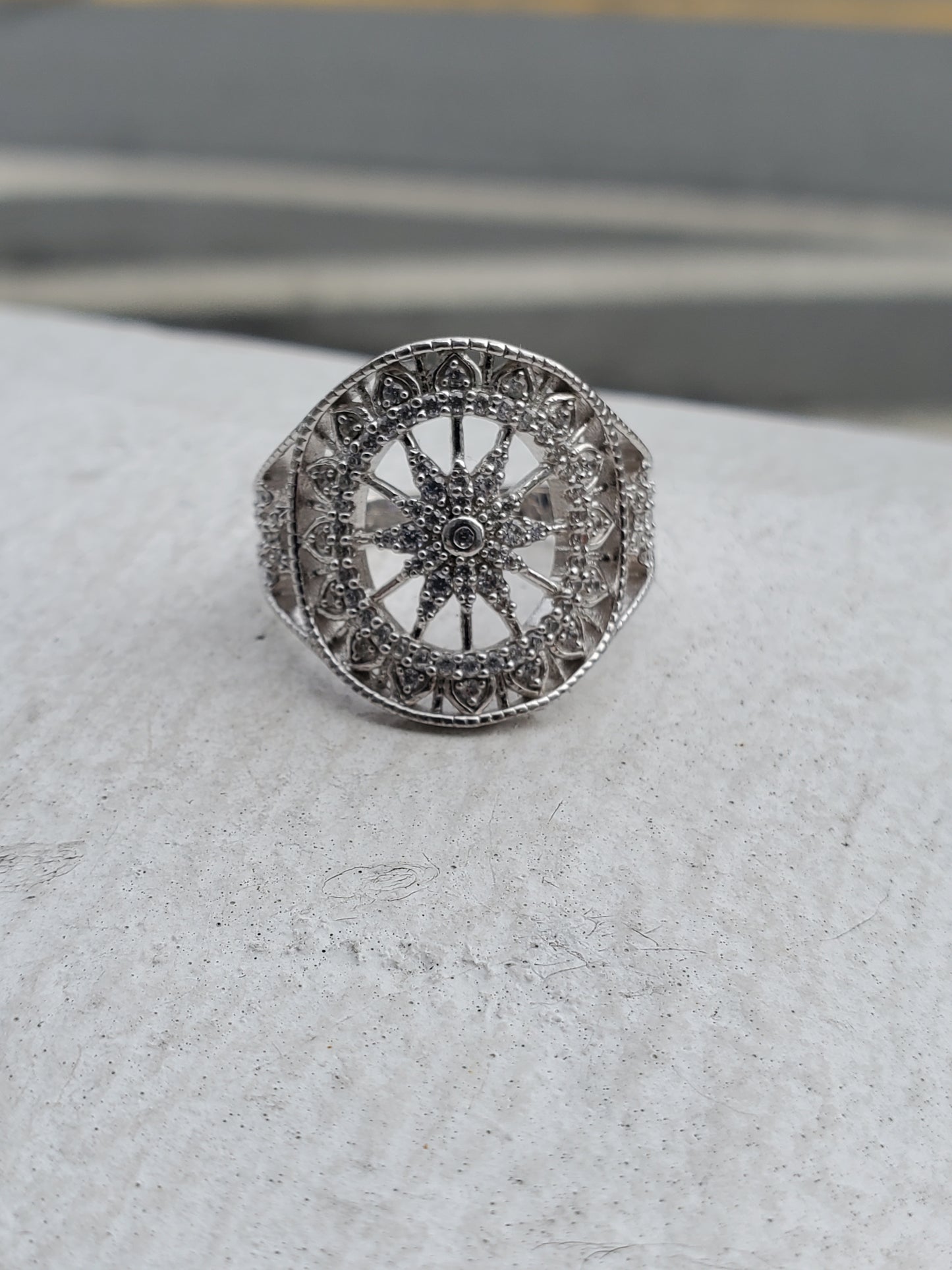 925 Sterling Silver Sparkling Sunburst / Snowflake Curved Zirconia Ring