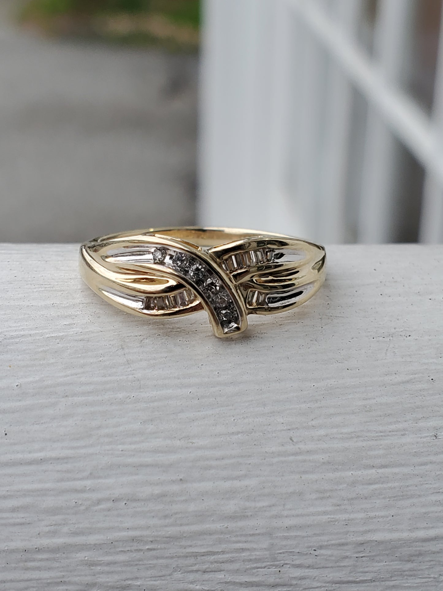 10k Solid Yellow Gold Ladies Criss Cross Natural Diamond Band Ring