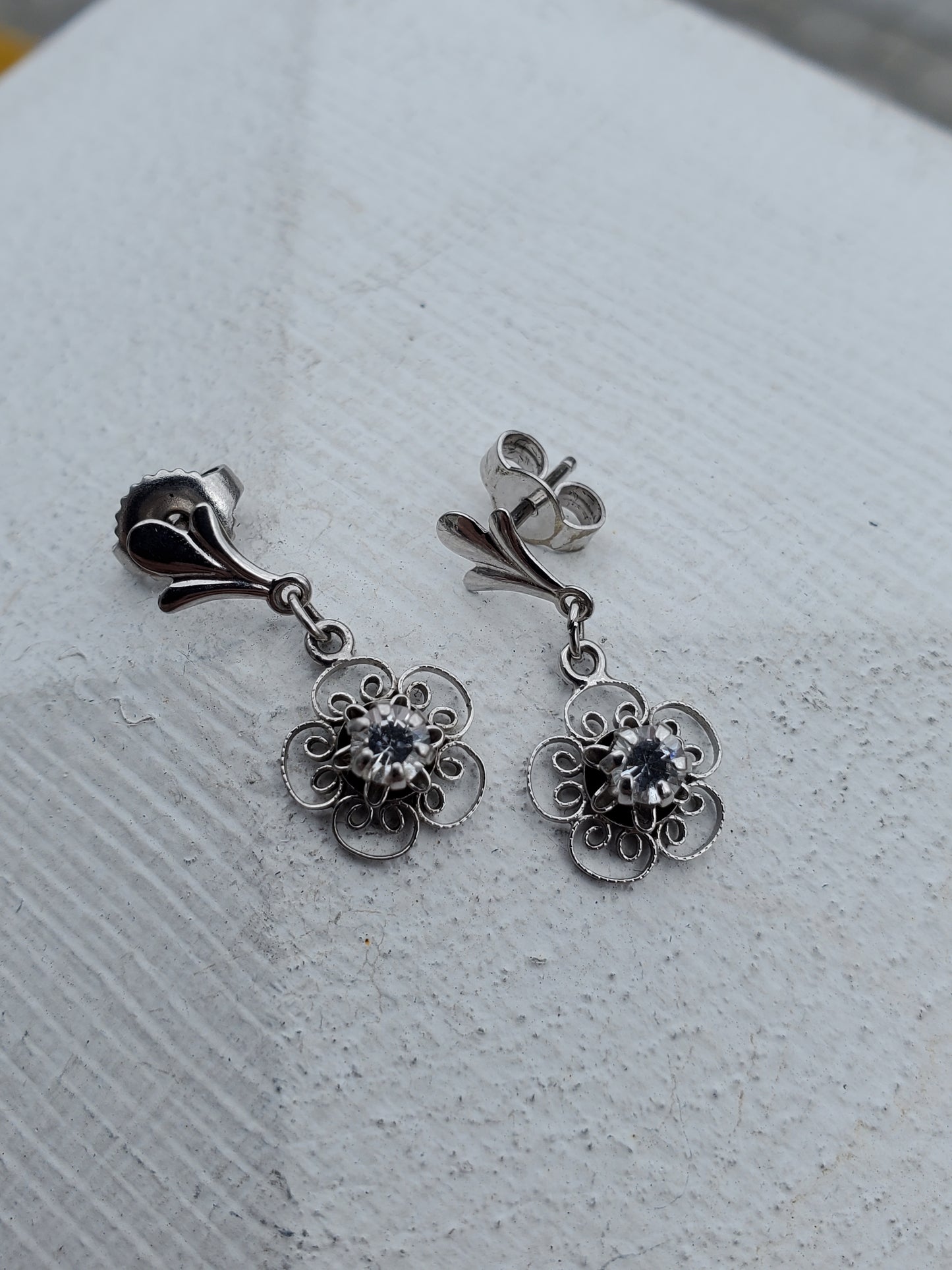 14k White Gold Vintage Art Deco Flower Zirconia Filagre Dangle Earrings