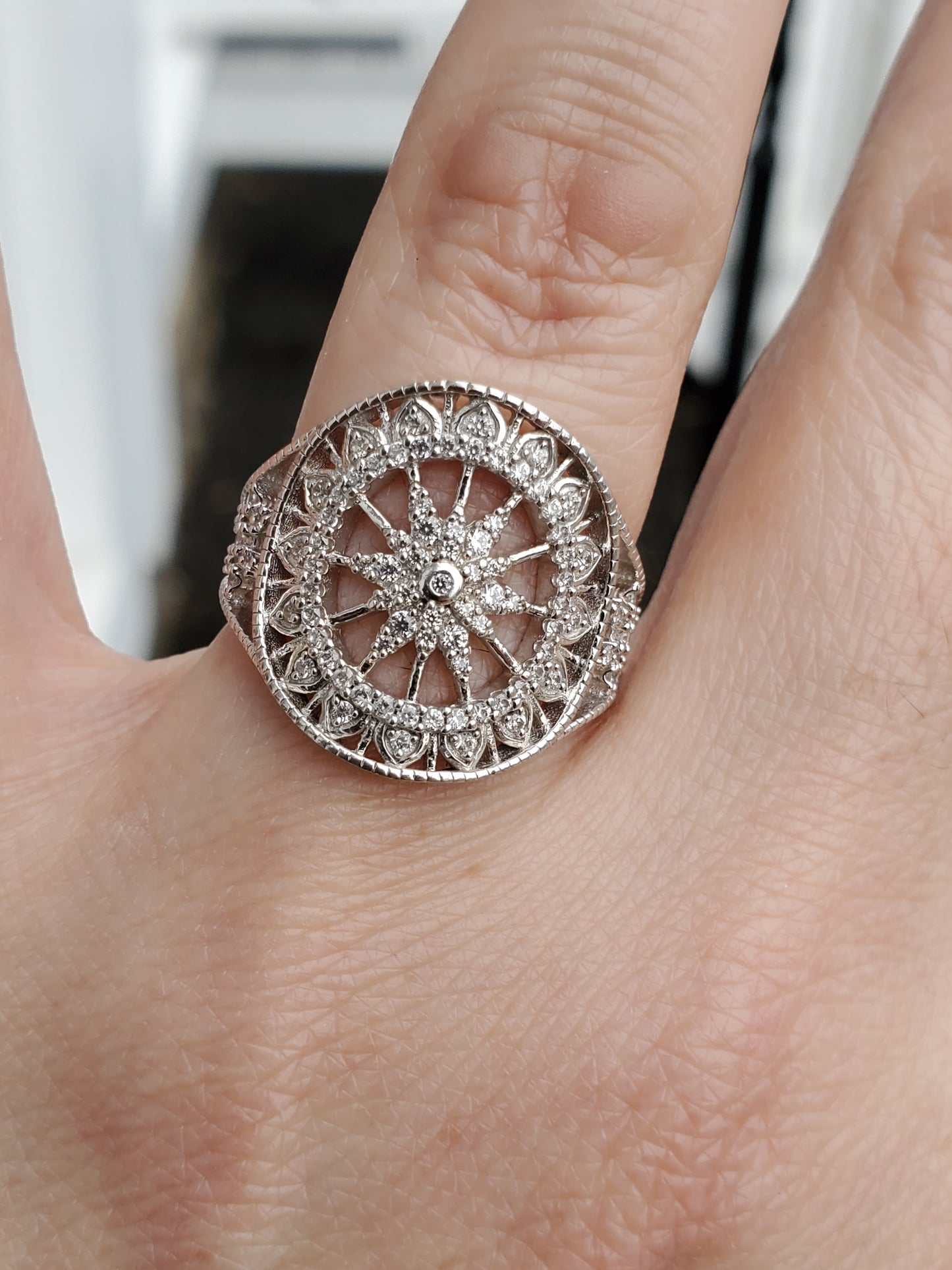 925 Sterling Silver Sparkling Sunburst / Snowflake Curved Zirconia Ring