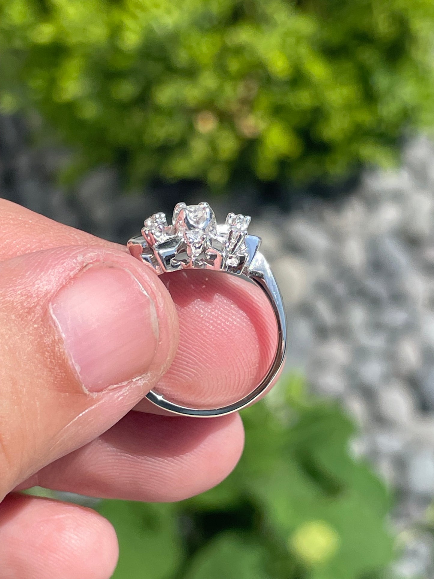 18k White Gold Snowflake / Flower Diamond Ring Size 6