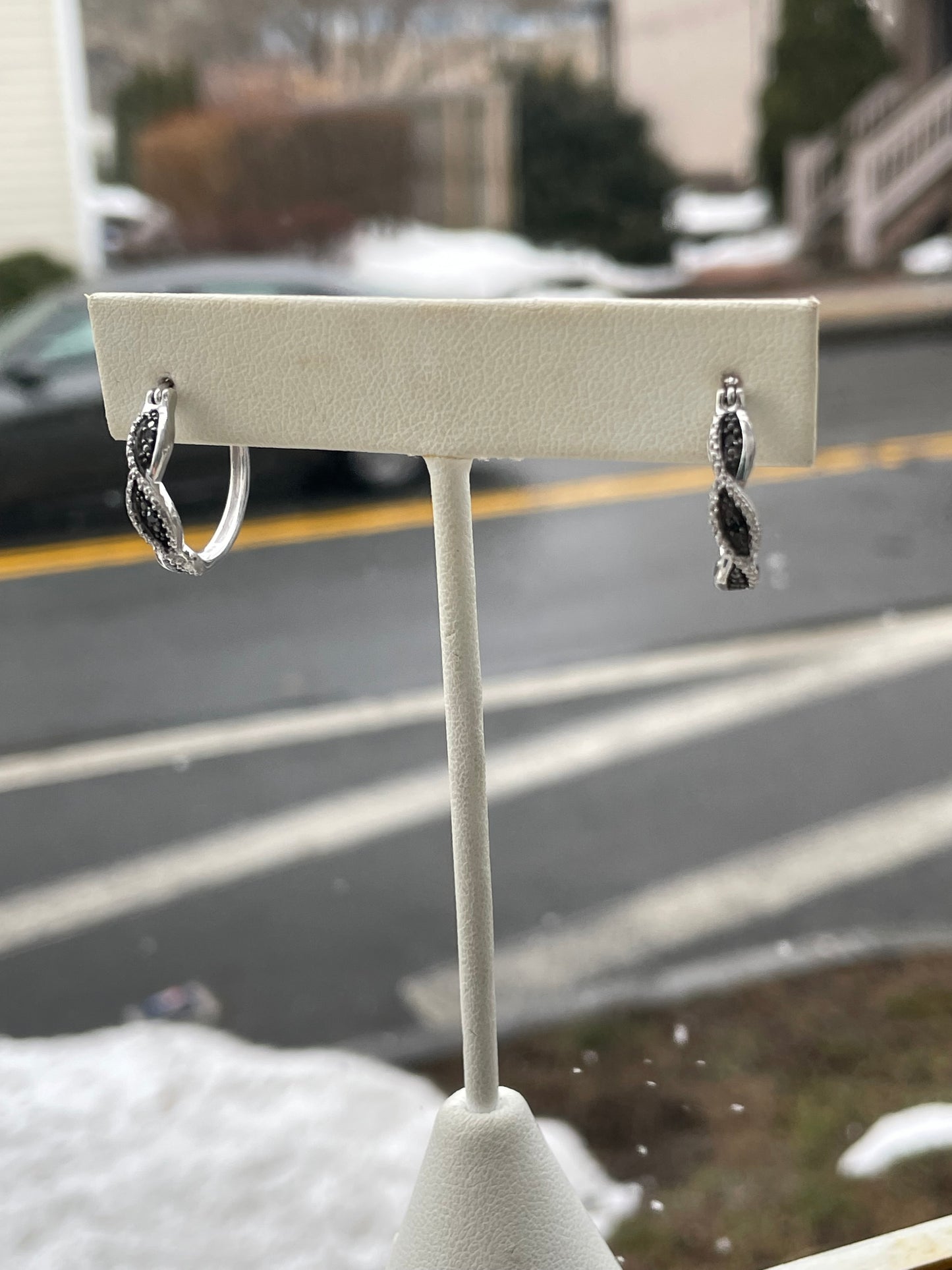 925 Sterling Silver Black & White Infinity hoop earrings (K51)