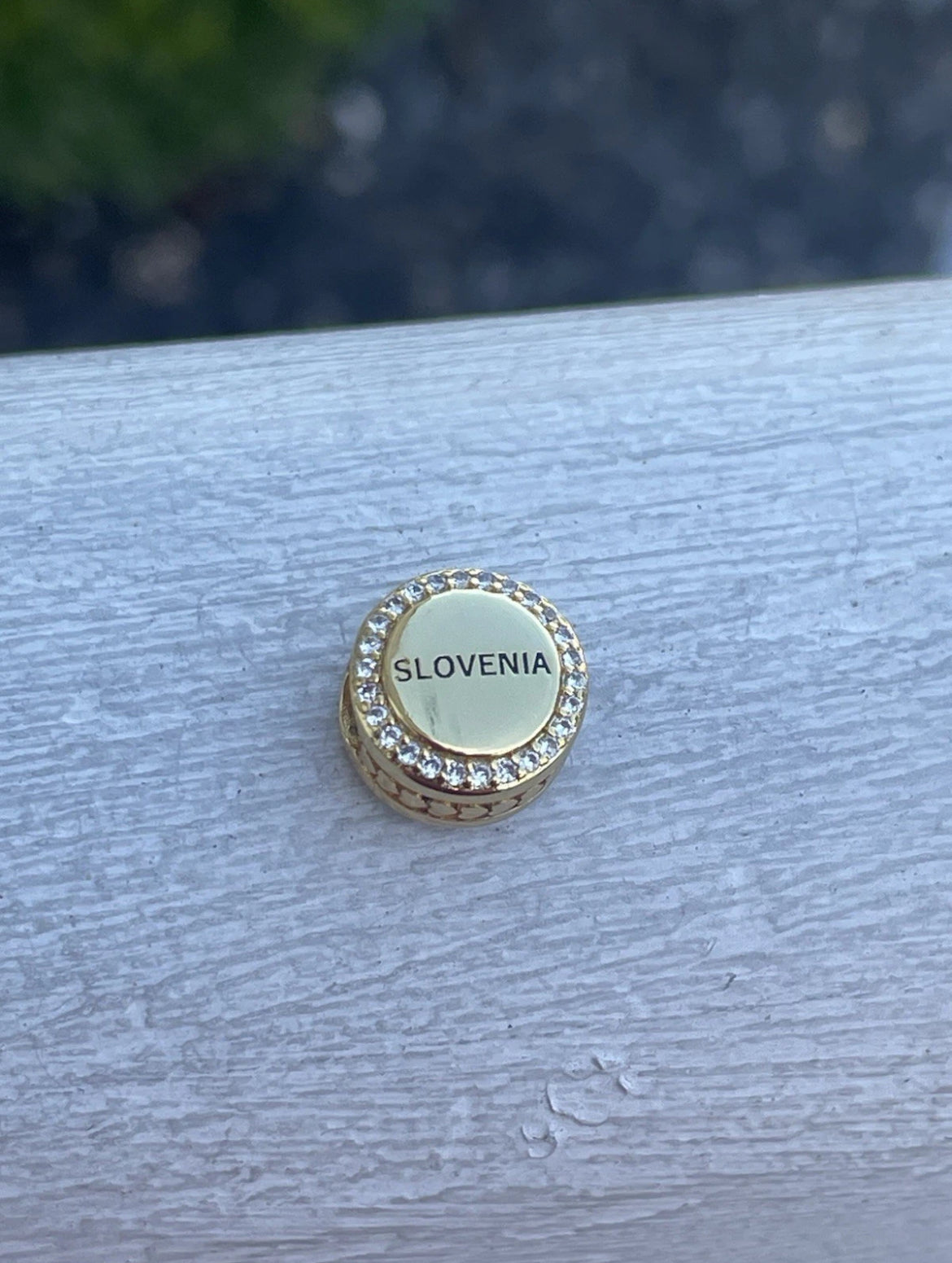 Pandora Slovenia Exclusive Country Flag Round Signet Gold Shine Charm