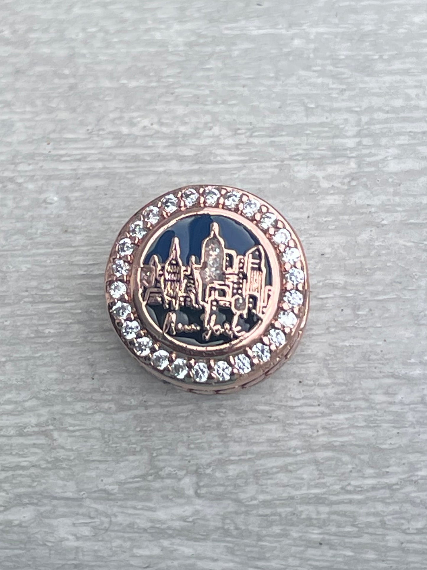 Pandora New York City
Exclusive The City That Never Sleeps Rose Gold Signet Travel Charm