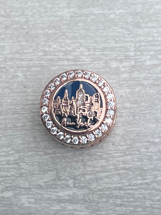 Pandora New York City
Exclusive The City That Never Sleeps Rose Gold Signet Travel Charm