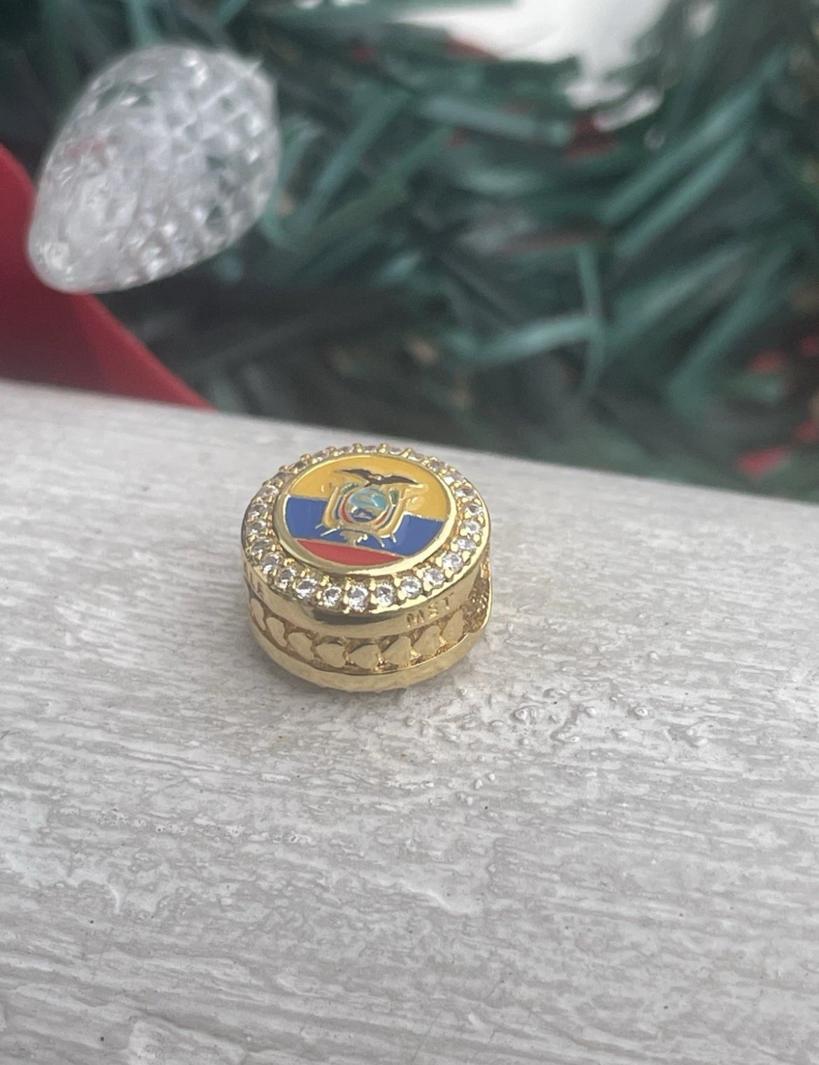 Pandora Ecuador Country Flag Exclusive Travel Round Shine Gold Signet Charm