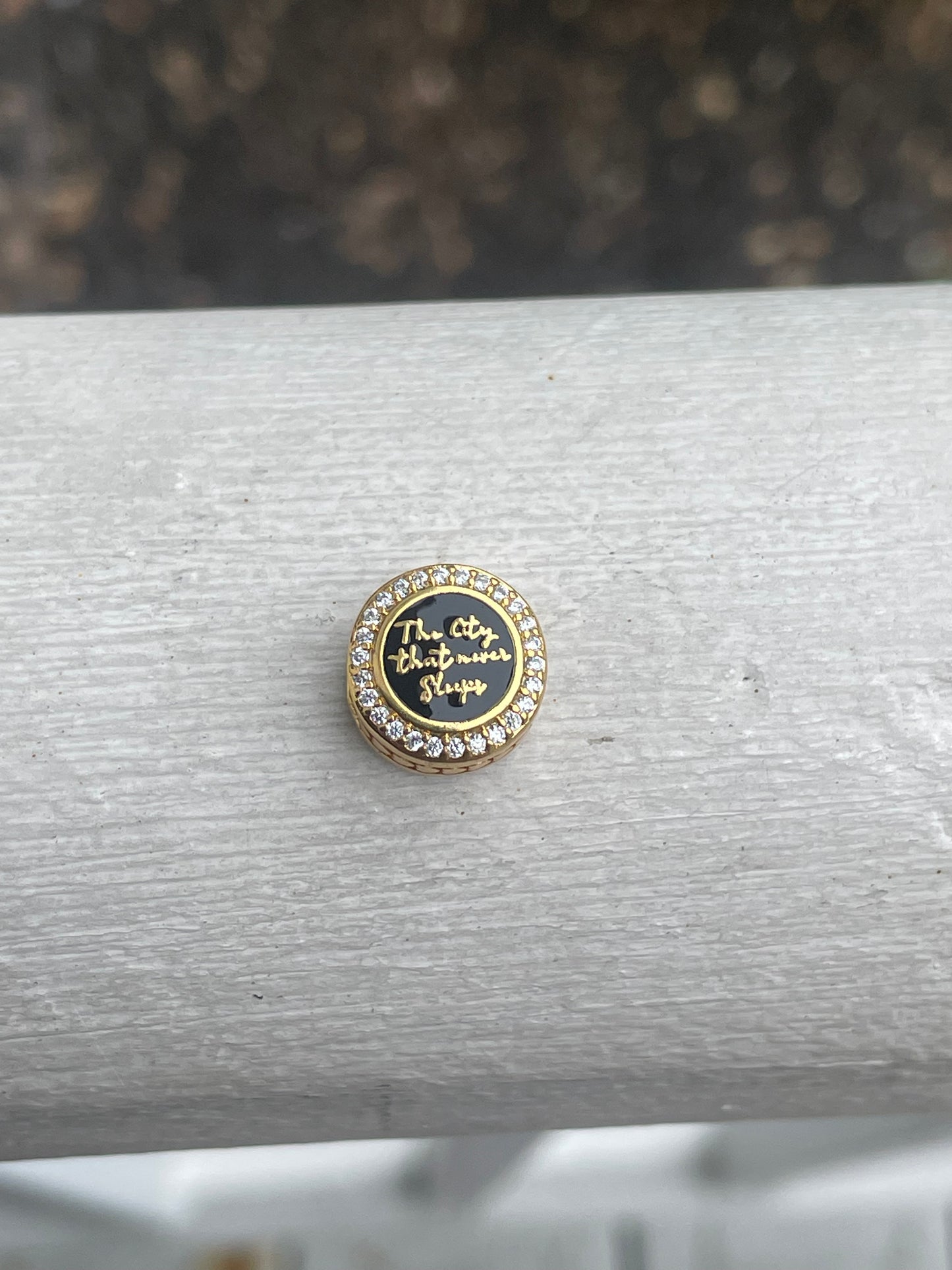 Pandora New York City
Exclusive The City That Never Sleeps Shine Gold Signet Travel Charm