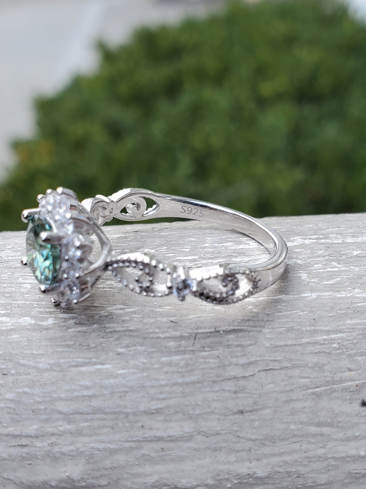 925 Sterling Silver Green Moissanite Vintage Embrace Ring