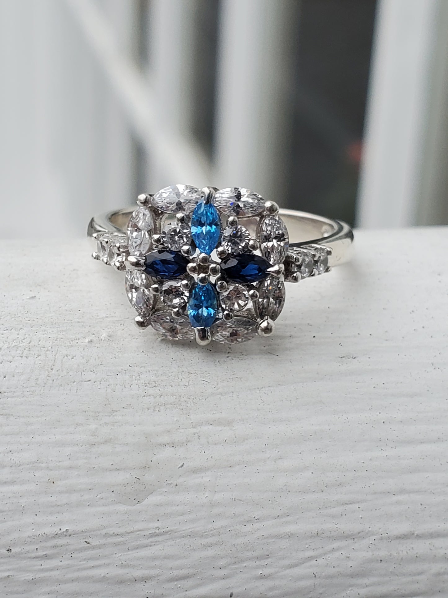 925 Sterling Silver Patterns of Frost Blue Zirconia Snowflake Ring