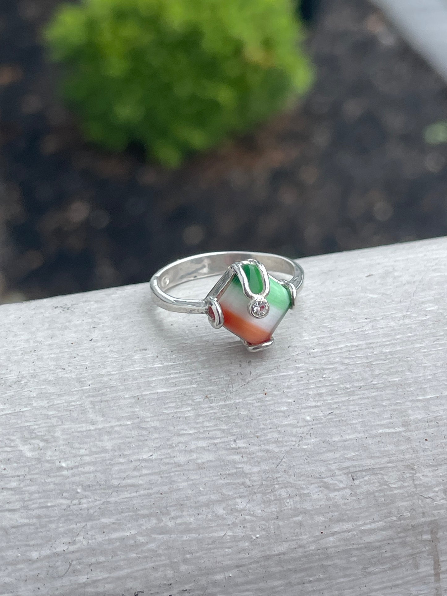 Designer Kar 925 Sterling Silver Dyed Mother of Pearl Ireland Flag Irish Pride Ring Size 7.5