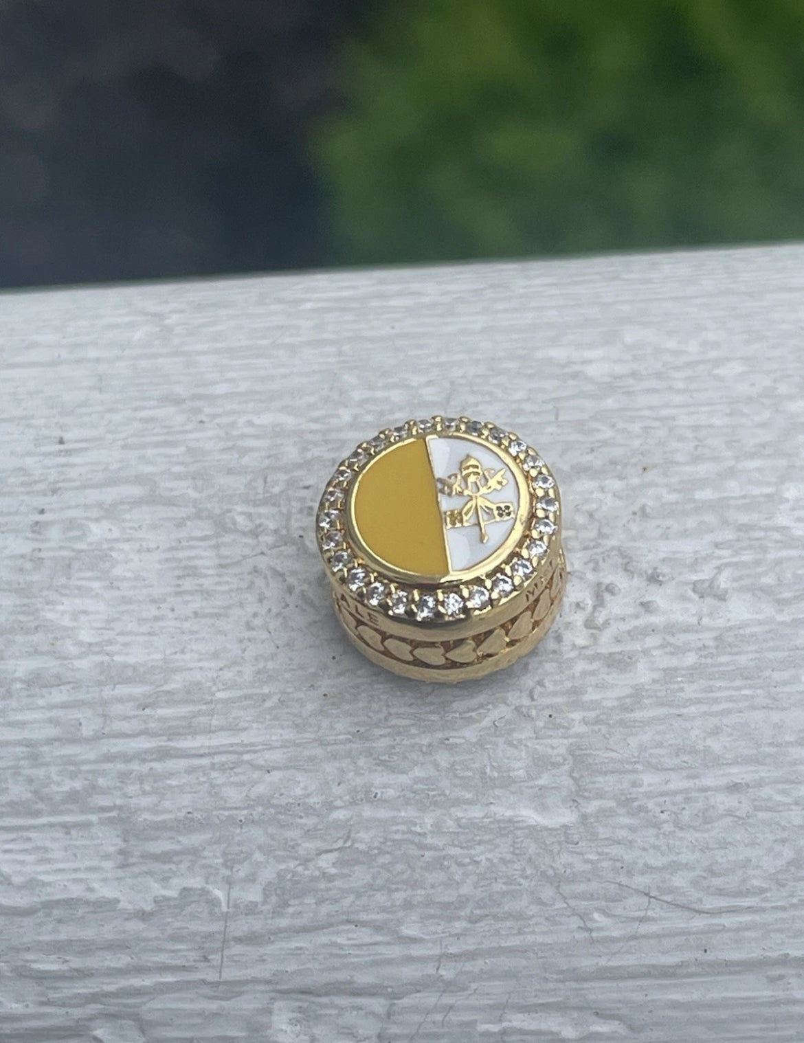 Pandora Vatican Exclusive Flag Shine Gold Round Signet Travel Charm