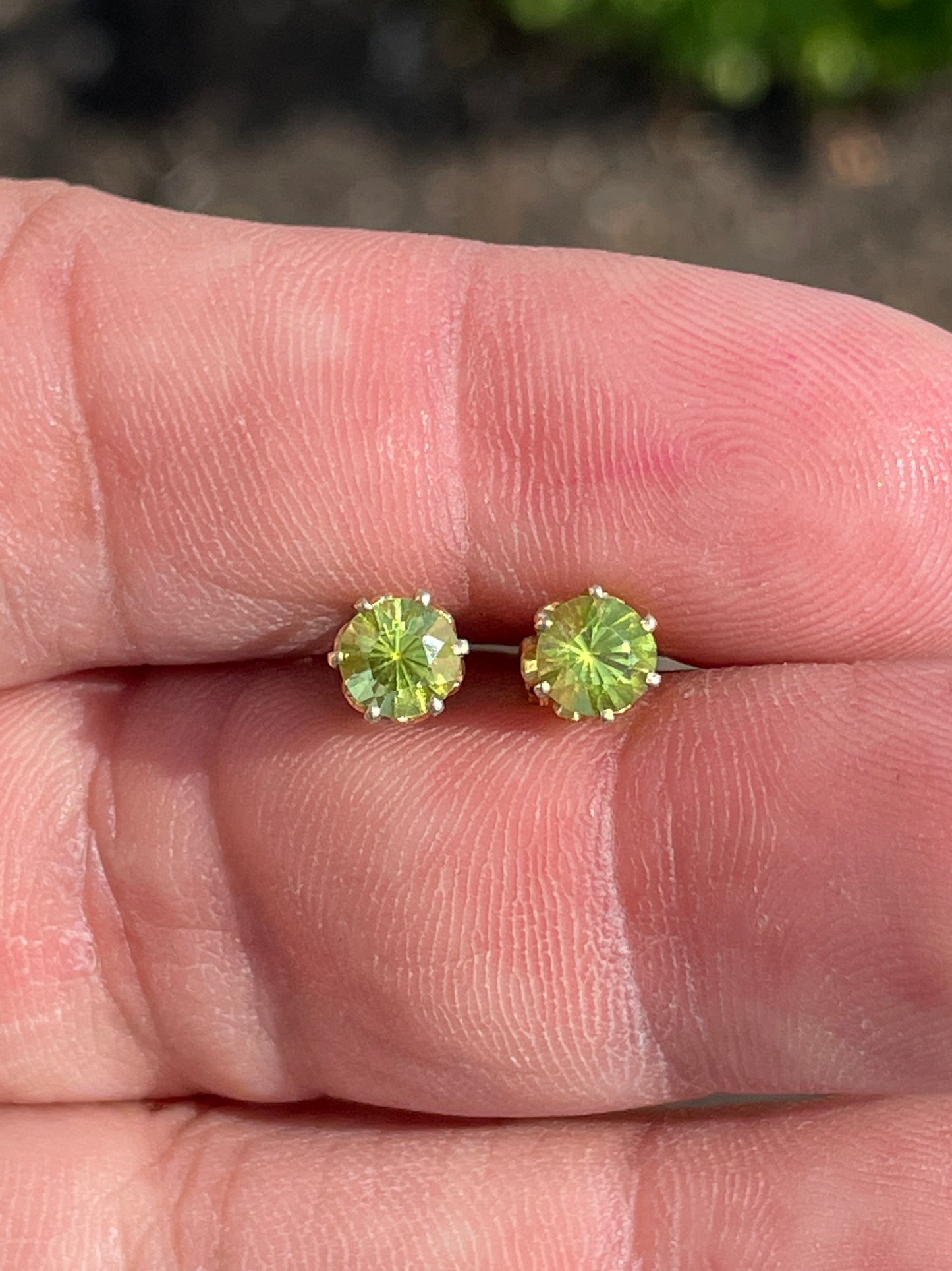 14k Gold .50ct Vintage Peridot Buttercup Setting Stud Earings