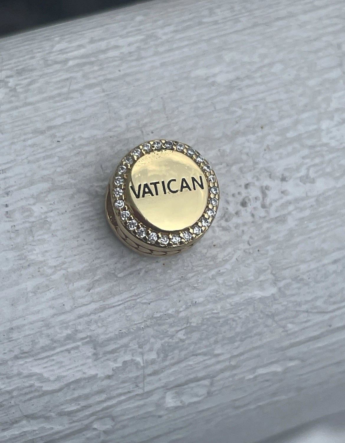Pandora Vatican Exclusive Flag Shine Gold Round Signet Travel Charm