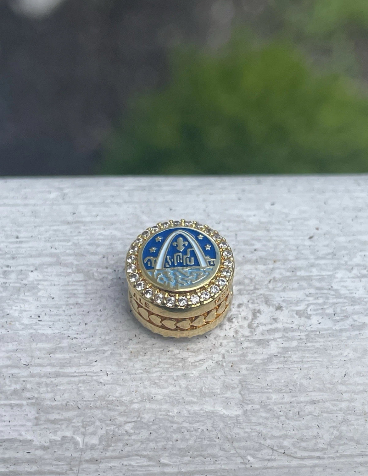 Pandora Saint Louis Arch Exclusive Round Shine Gold Vacation Destination Charm