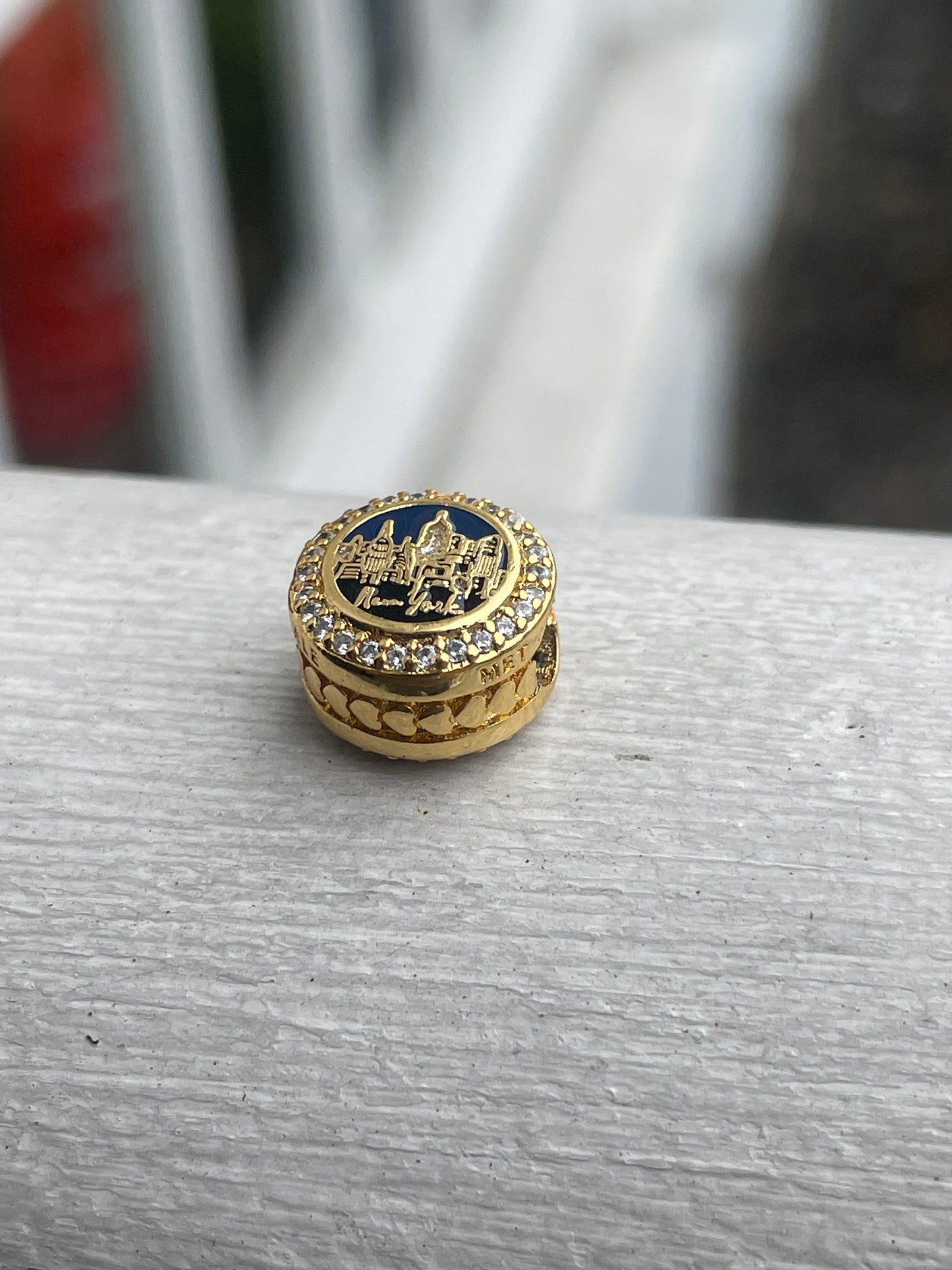 Pandora New York City
Exclusive The City That Never Sleeps Shine Gold Signet Travel Charm