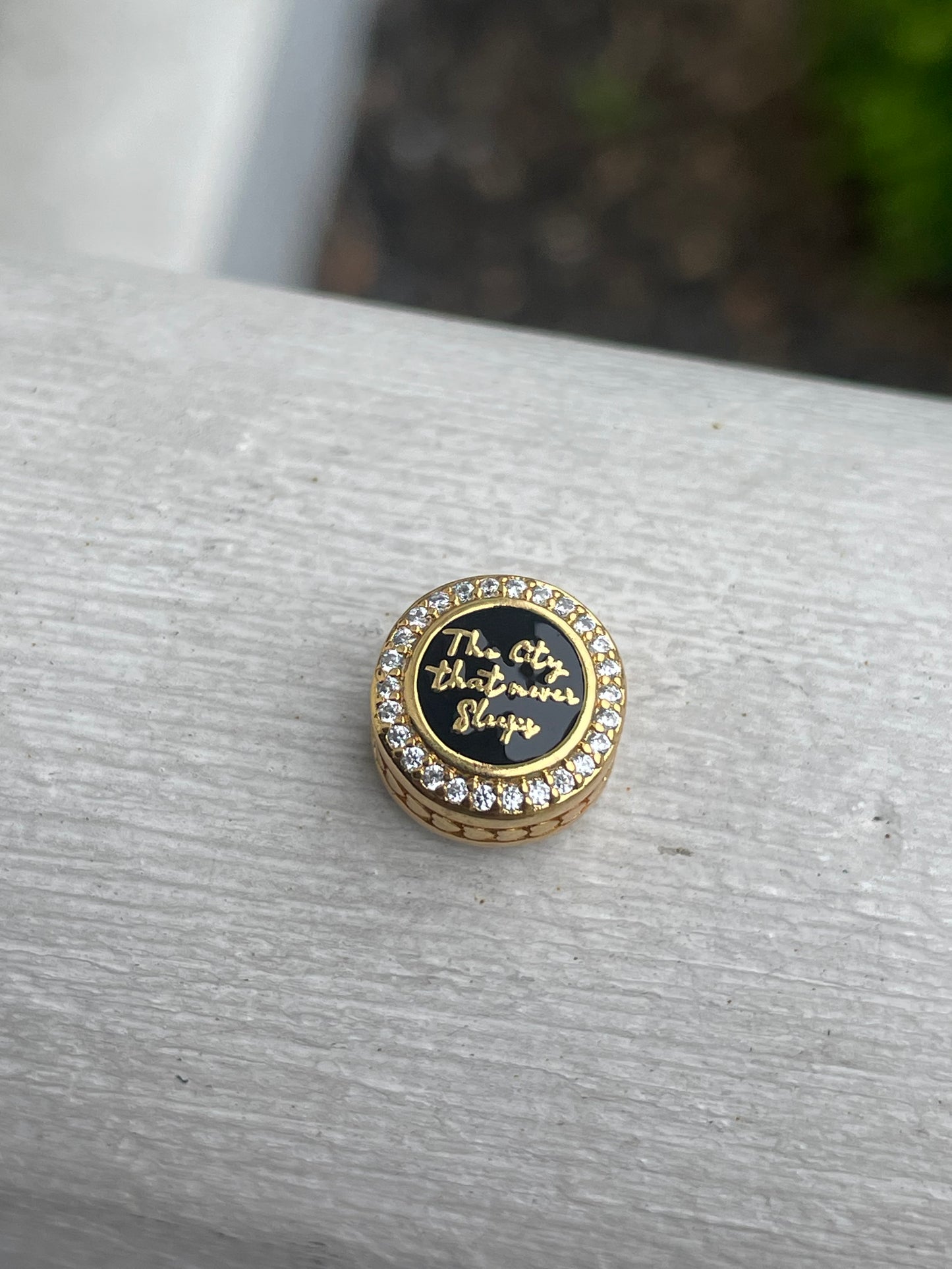 Pandora New York City
Exclusive The City That Never Sleeps Shine Gold Signet Travel Charm