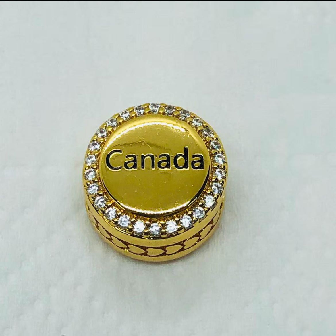 Pandora Country of Canada Exclusive Round Signet Flag Gold Shine Travel Charm