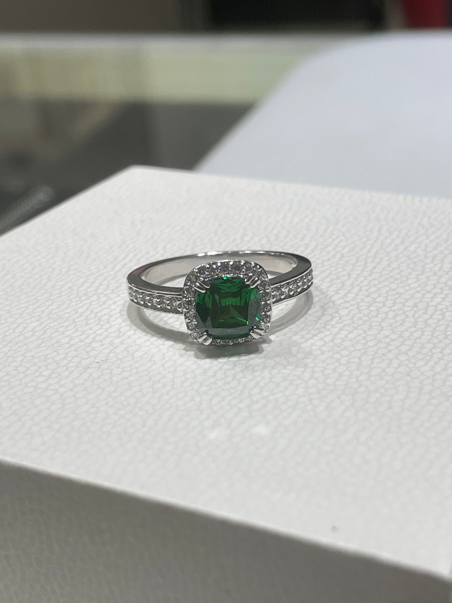 925 Sterling Silver Green Zirconia Elegant Embrace Statement Ring Size 10.5