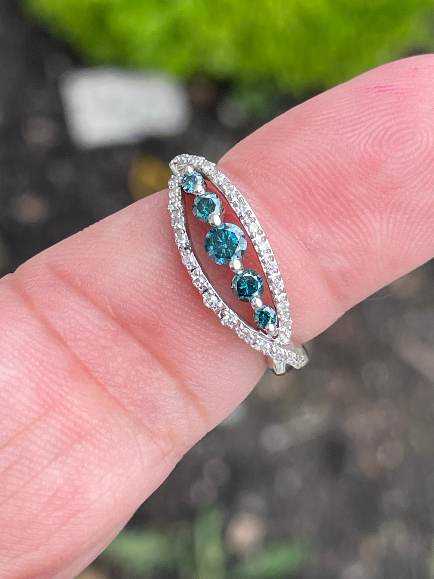 14k White Gold Blue & White Diamond Band Ring Size 6.5