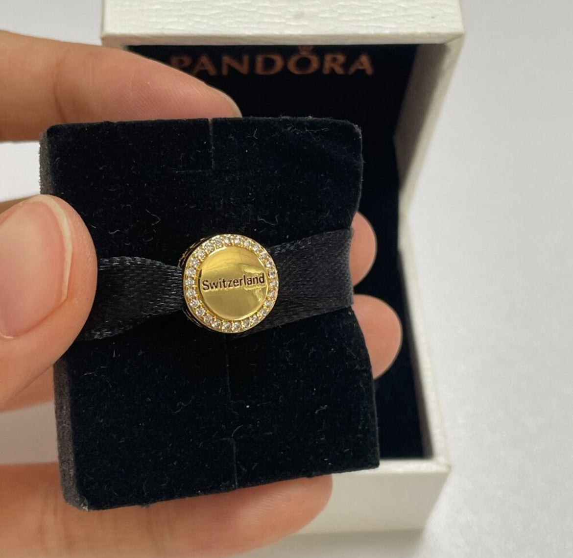 Pandora Country of Switzerland Exclusive Shine Gold Round Signet Flag Charm