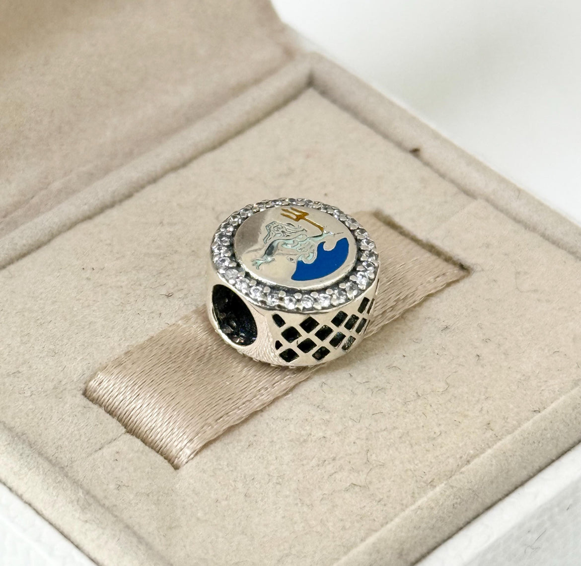 Pandora Virginia Beach Neptune Poseidon State Exclusive vacation Round signet Charm