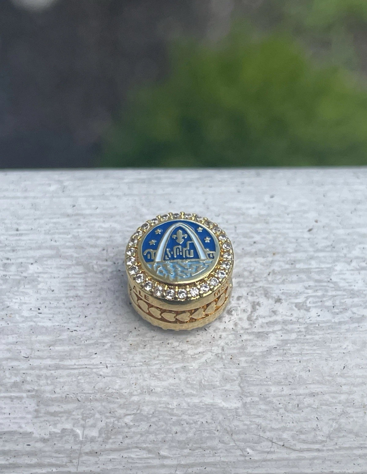 Pandora Saint Louis Arch Exclusive Round Shine Gold Vacation Destination Charm
