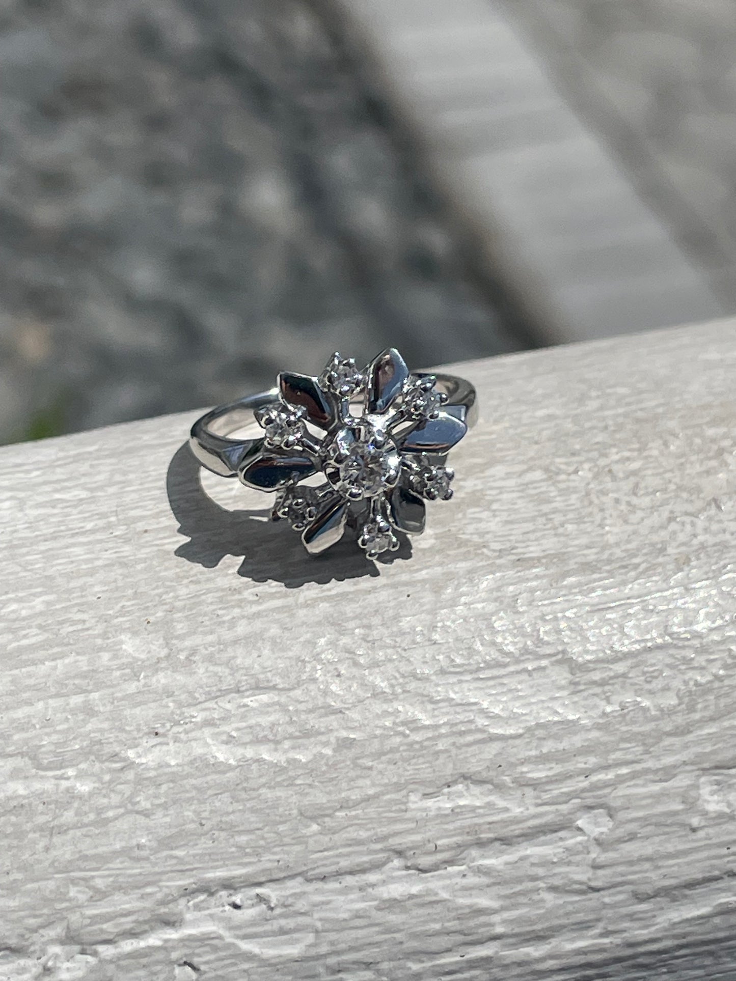 18k White Gold Snowflake / Flower Diamond Ring Size 6