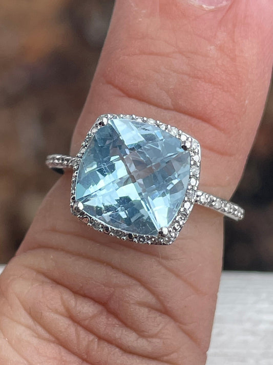 10k White Gold Sky Blue Topaz & Diamond Cocktail Ring Size 6