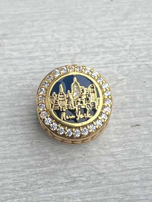 Pandora New York City
Exclusive The City That Never Sleeps Shine Gold Signet Travel Charm