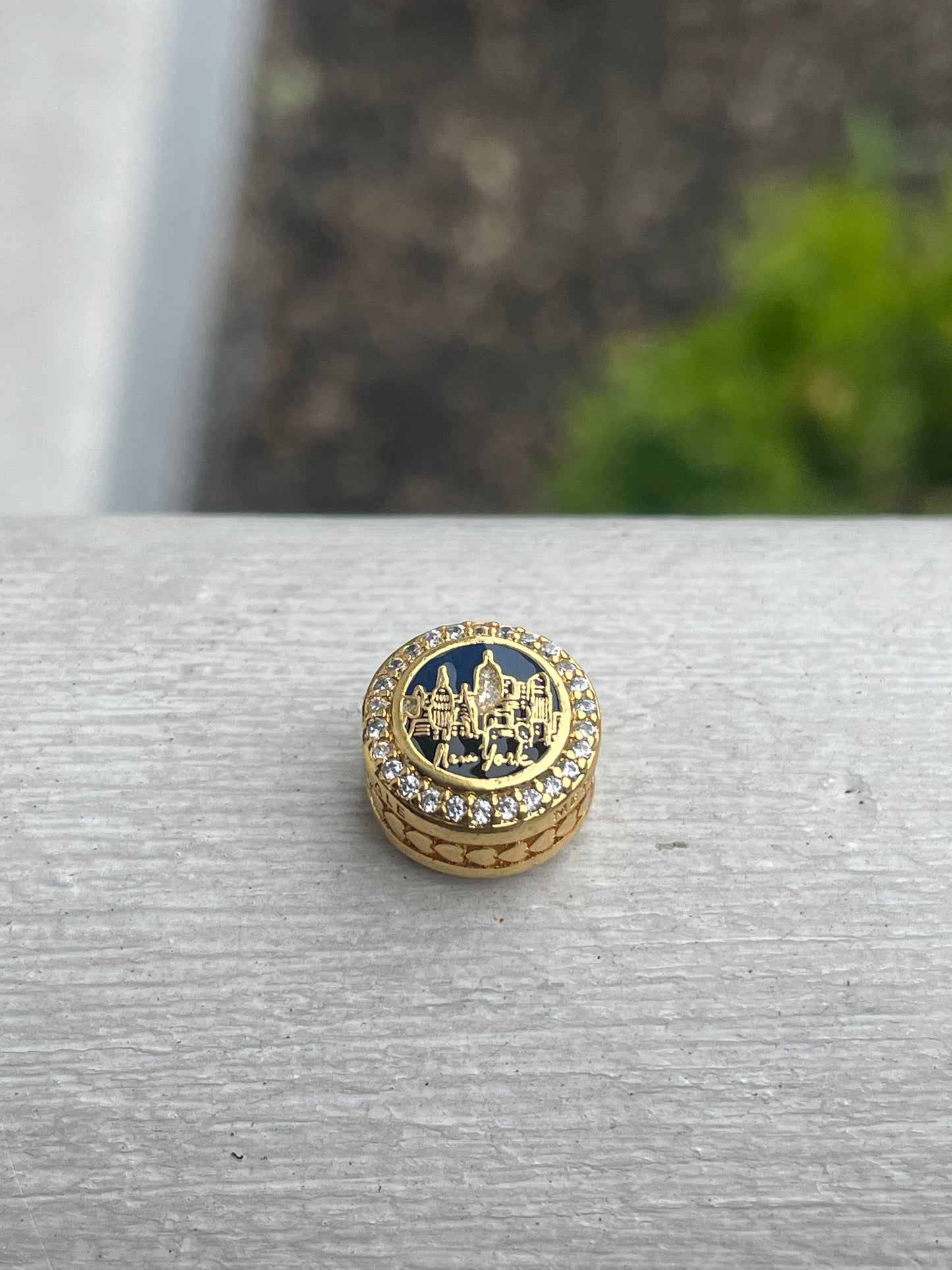 Pandora New York City
Exclusive The City That Never Sleeps Shine Gold Signet Travel Charm