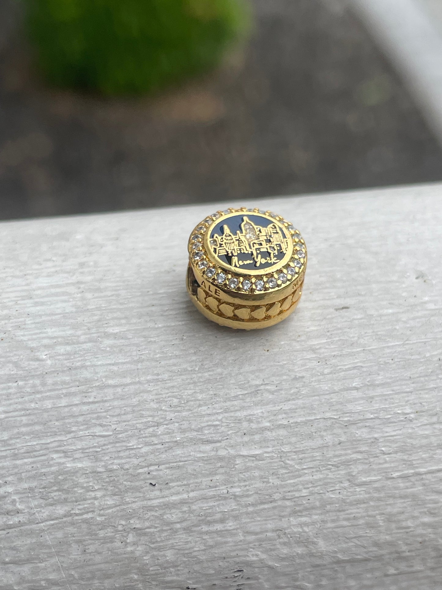 Pandora New York City
Exclusive The City That Never Sleeps Shine Gold Signet Travel Charm