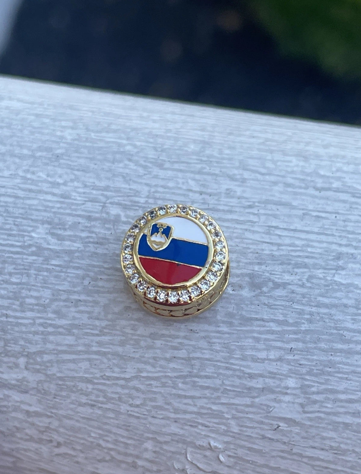 Pandora Slovenia Exclusive Country Flag Round Signet Gold Shine Charm