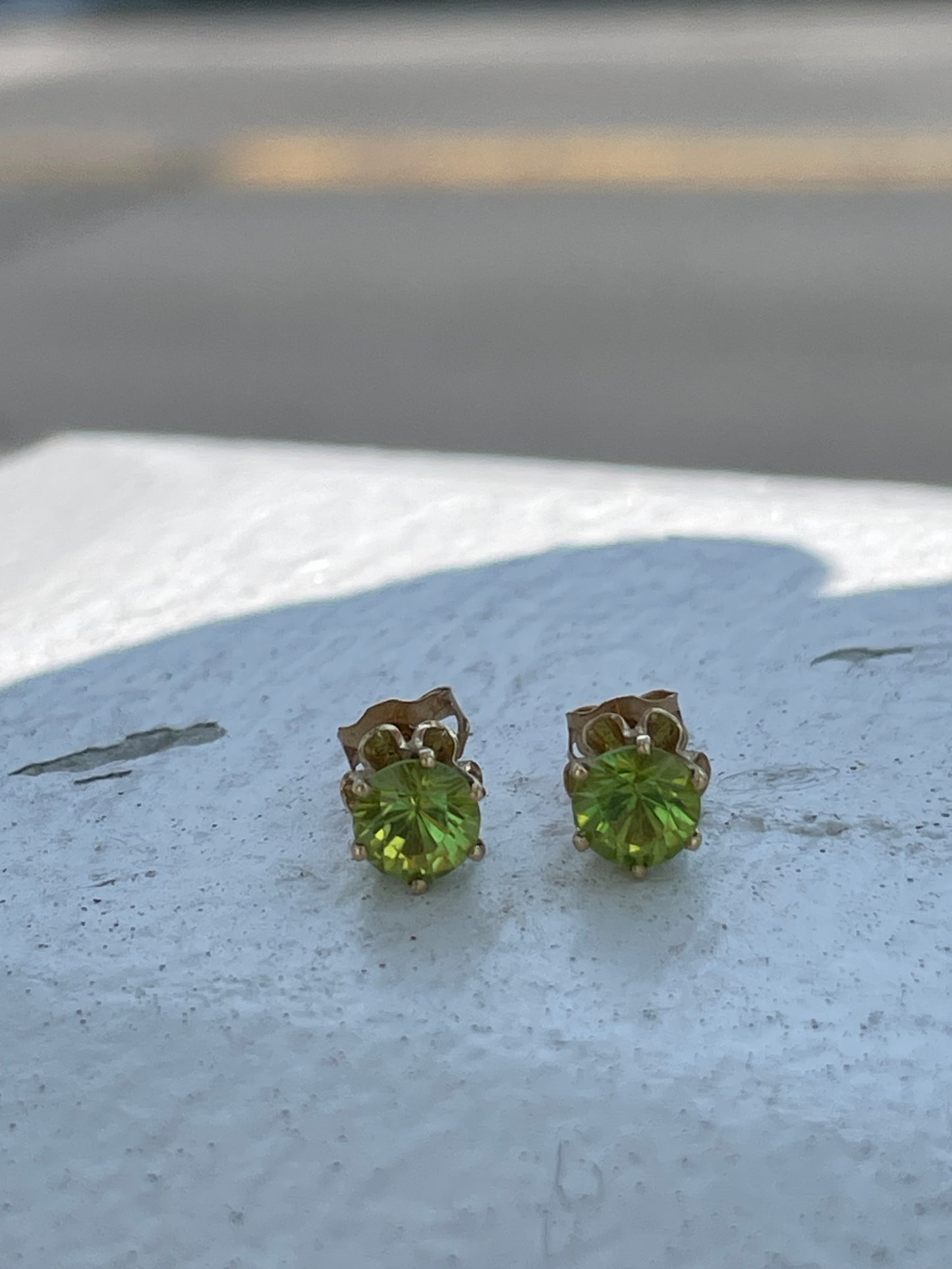 14k Gold .50ct Vintage Peridot Buttercup Setting Stud Earings